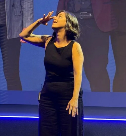 Profissional realizando interpretação simultânea